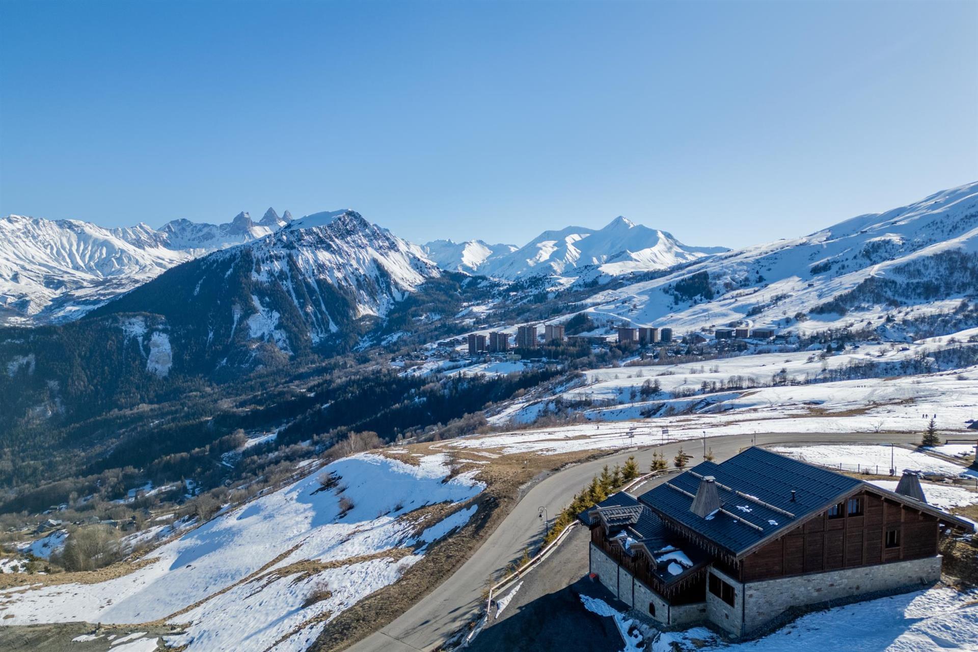 An outstanding 6 bedroom luxury chalet of 629m2 built in 2022 for sale in La Toussuire (A) (Ap)