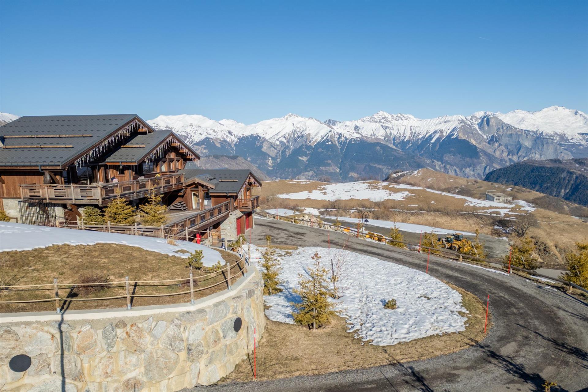 An outstanding 6 bedroom luxury chalet of 629m2 built in 2022 for sale in La Toussuire (A) (Ap)