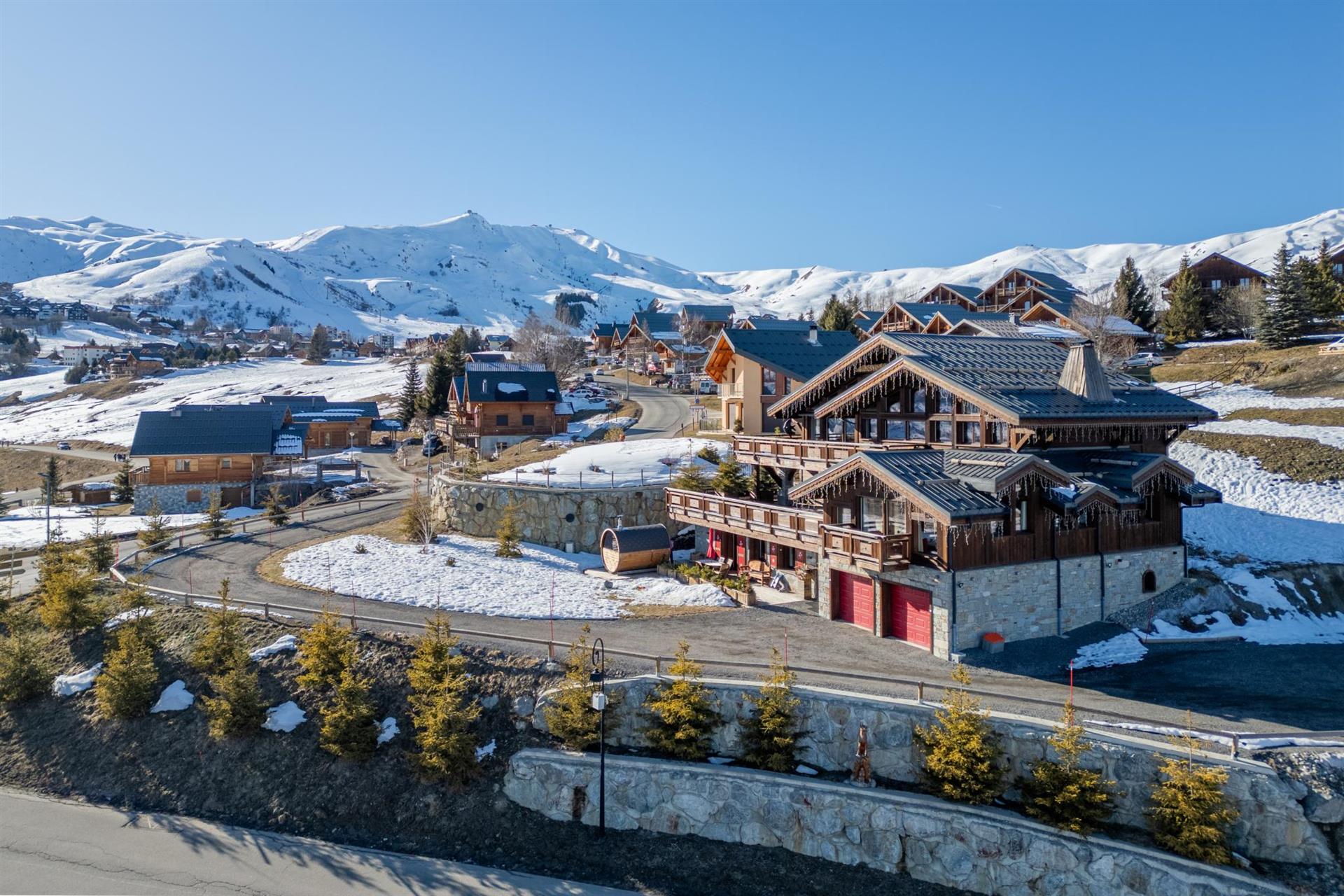 An outstanding 6 bedroom luxury chalet of 629m2 built in 2022 for sale in La Toussuire (A) (Ap)