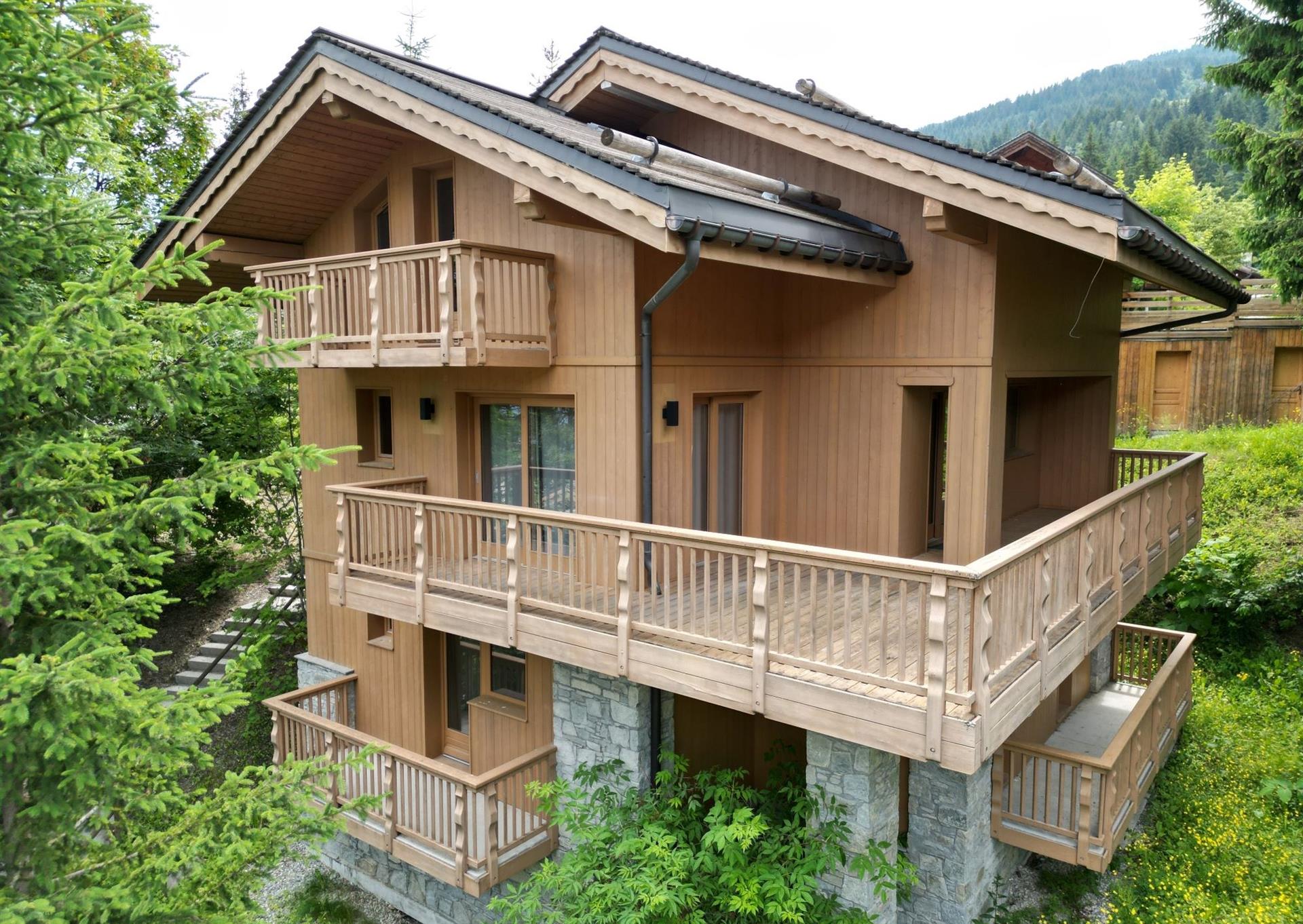 Ski in and out 6 bedroom chalets for sale in La Tania fully renovated in 2024