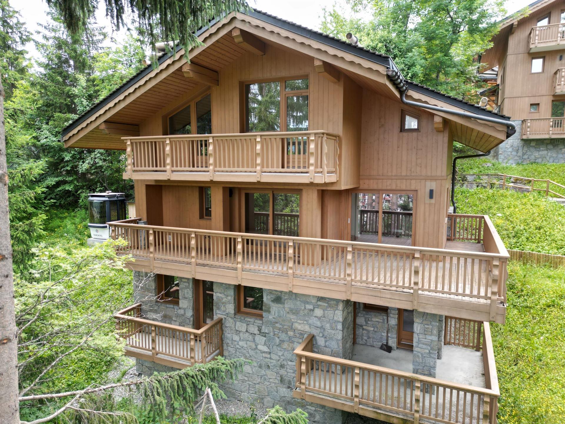 Ski in and out 6 bedroom chalets for sale in La Tania fully renovated in 2024