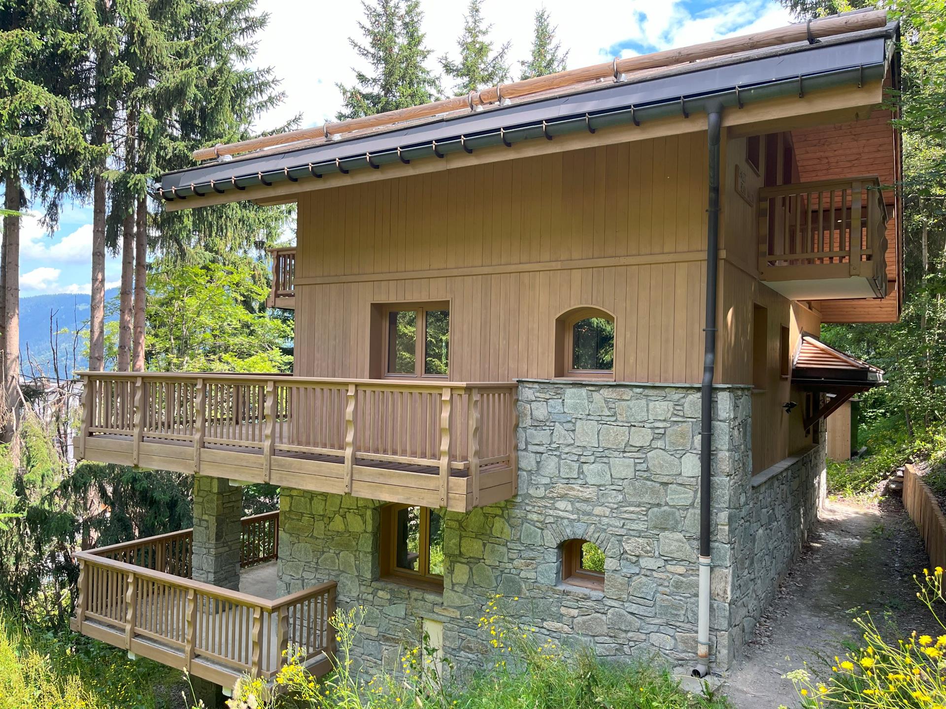 Ski in and out 6 bedroom chalets for sale in La Tania fully renovated in 2024