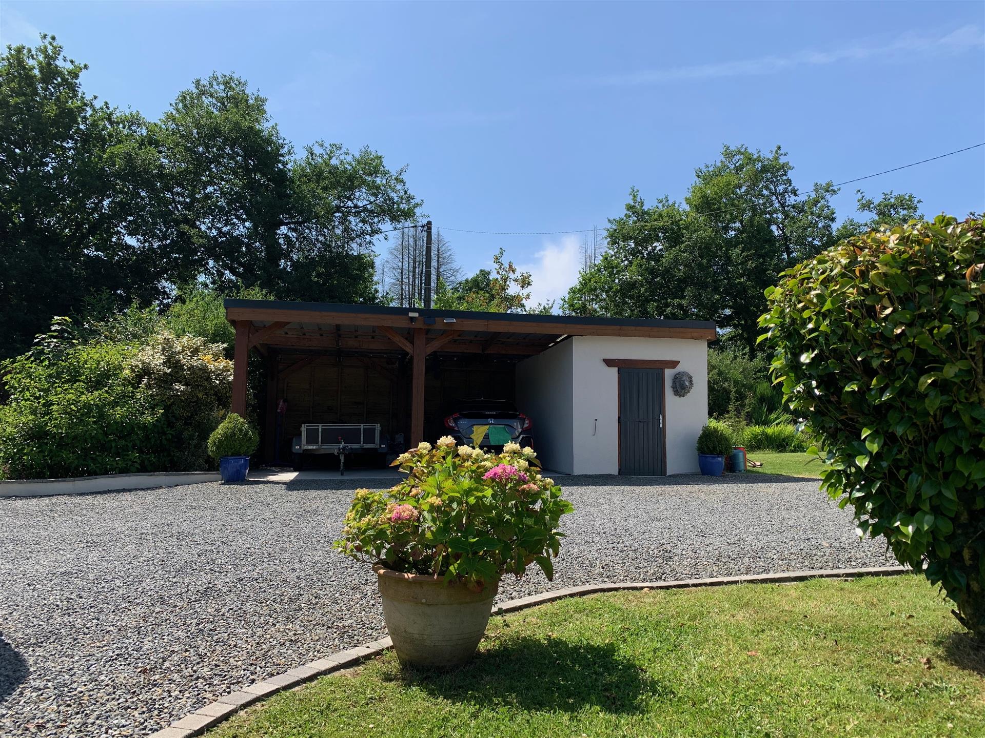 Propriedade isolada de luxo com 5 quartos e 3 banheiros totalmente renovada perto de Huelgoat