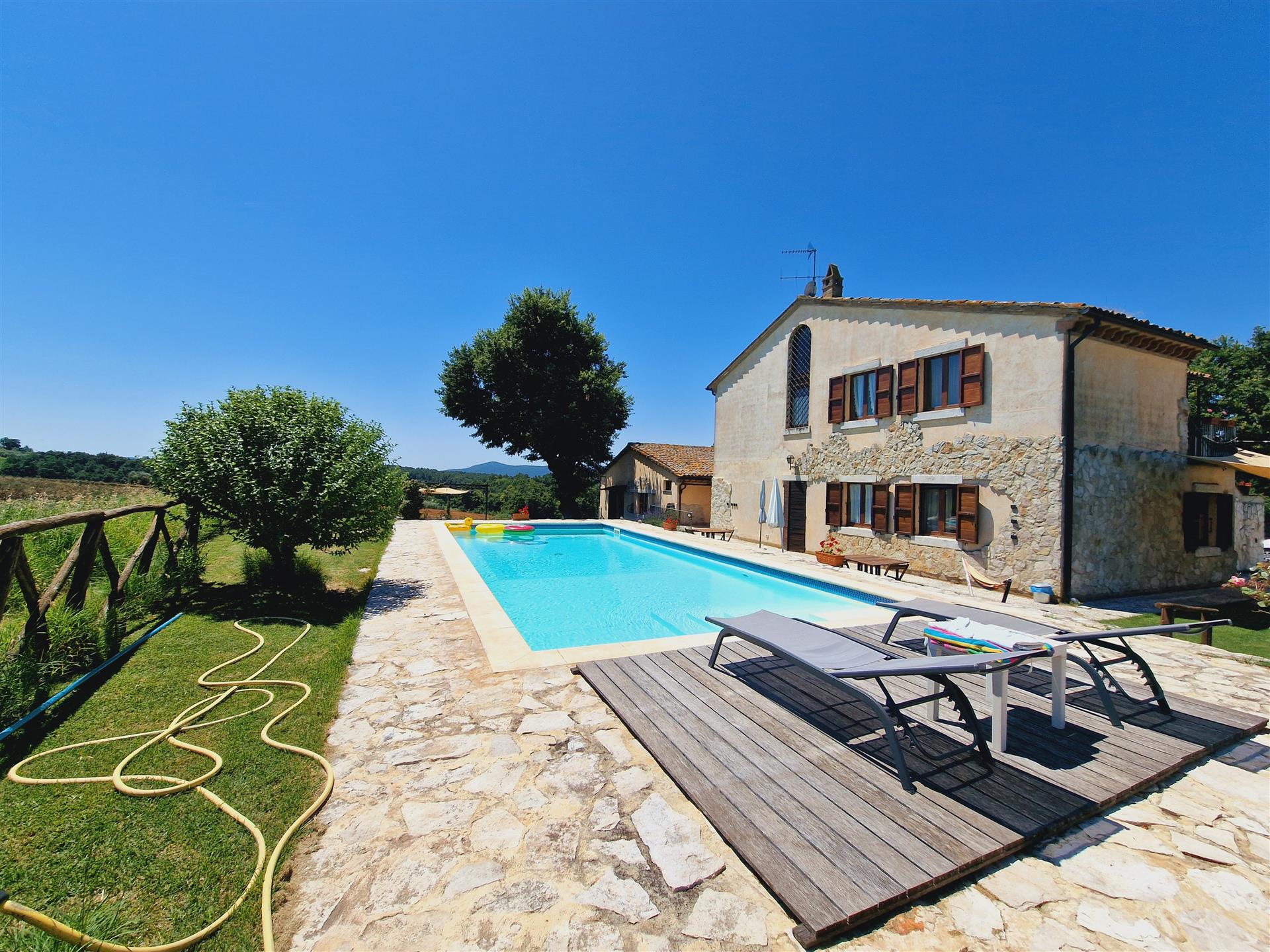 Farmhouse with depandance and swimming pool