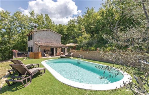 Bauernhaus aus Stein mit Swimmingpool