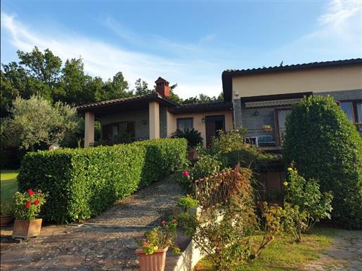 Villa med have og terrasse med panoramaudsigt