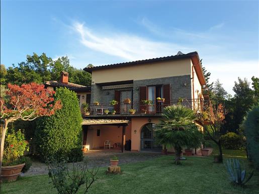Villa med have og terrasse med panoramaudsigt