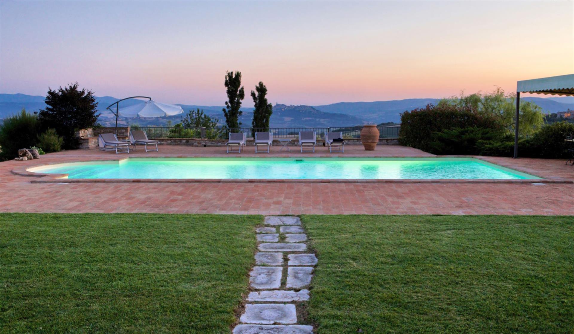 Bauernhaus aus Stein mit Panorama-Swimmingpool