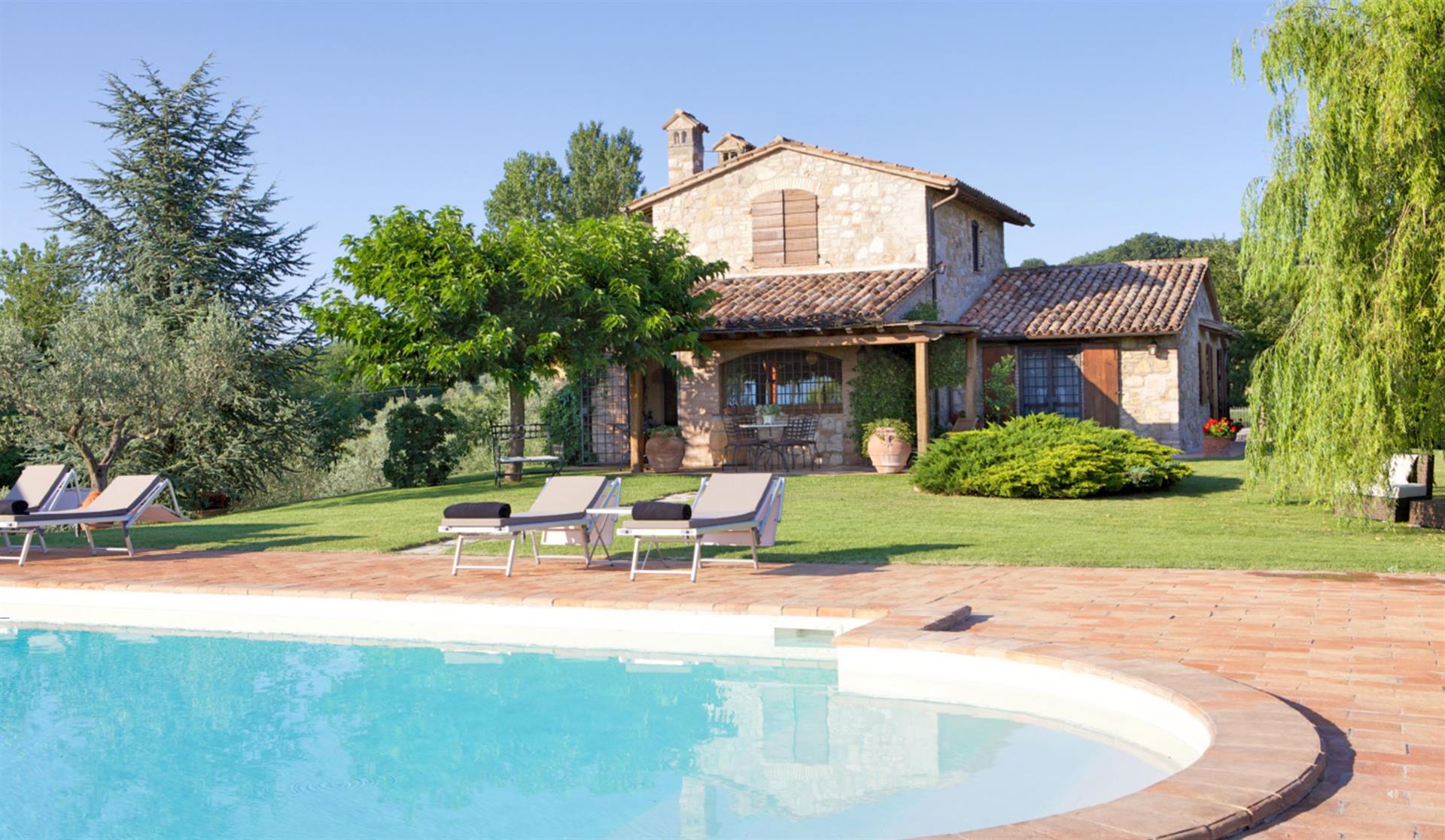 Bauernhaus aus Stein mit Panorama-Swimmingpool