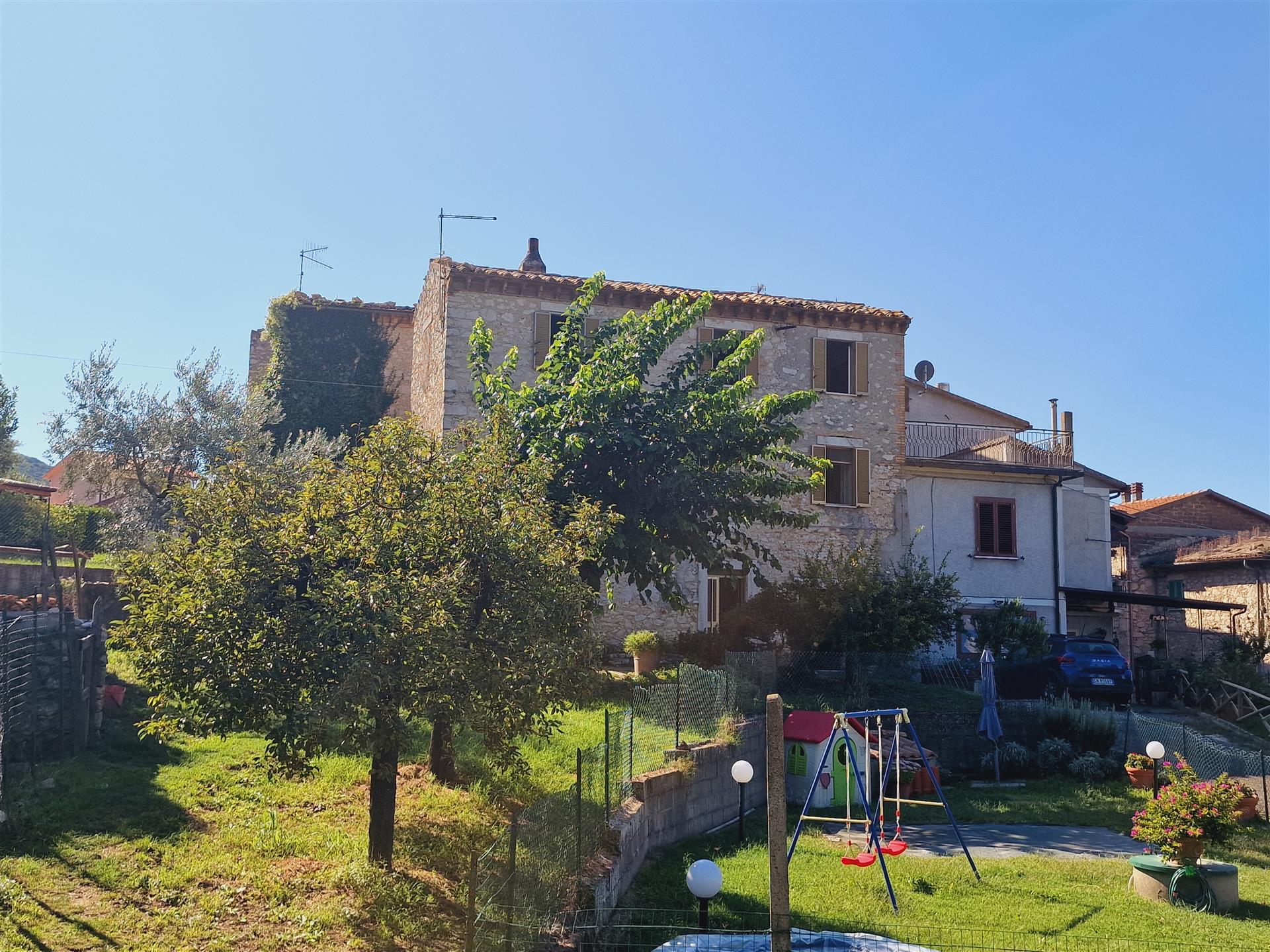 Casa de pedra com terreno