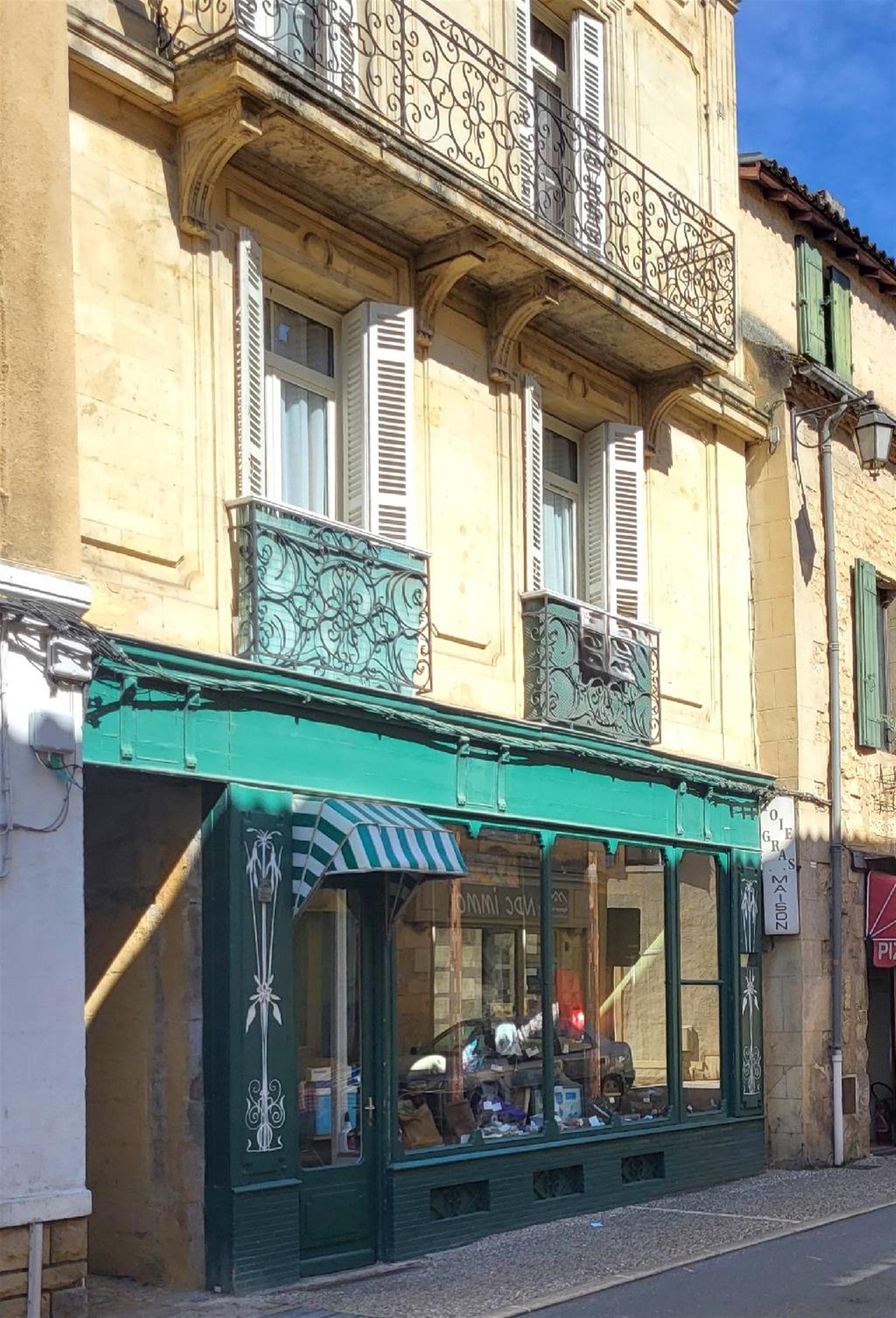 Building with no door: commercial premises of 30m² with toilet duplex apartment of 2 bedrooms with
