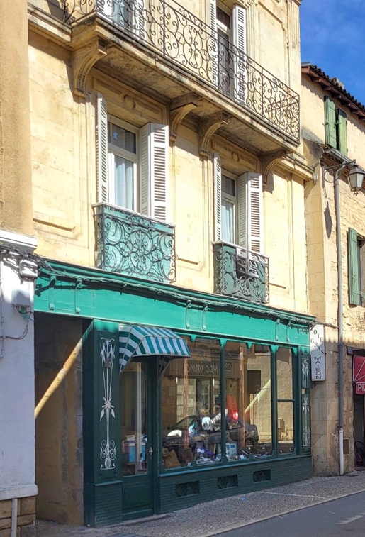 Building with no door: commercial premises of 30m² with toilet duplex apartment of 2 bedrooms with