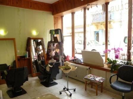 Building with no door: commercial premises of 30m² with toilet duplex apartment of 2 bedrooms with