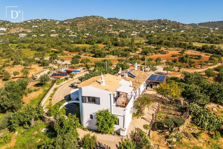 Beautiful Farmhouse with 2 Annexes, Garage , Pool and Sea View near Estoi