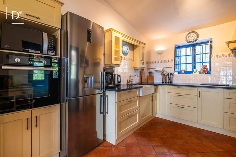 Beautiful Farmhouse with 2 Annexes, Garage , Pool and Sea View near Estoi