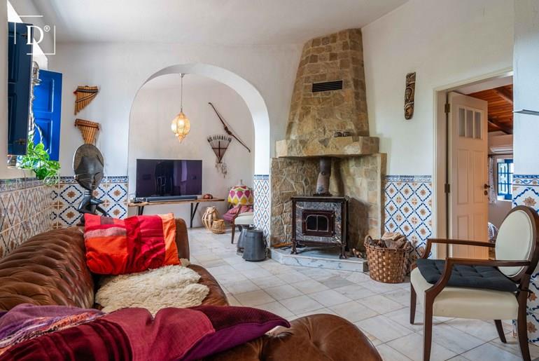 Beautiful Farmhouse with 2 Annexes, Garage , Pool and Sea View near Estoi