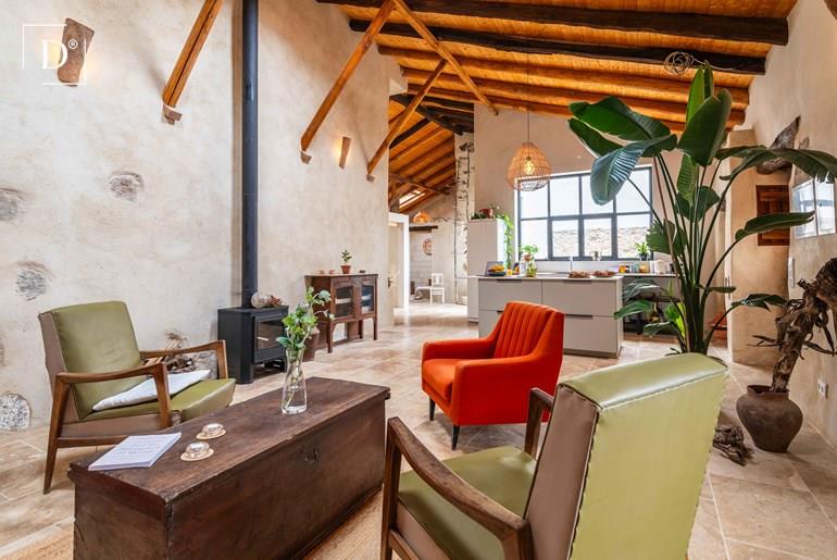 Instapklare gerenoveerde dorpswoning met privé patio in Casais, Monchique