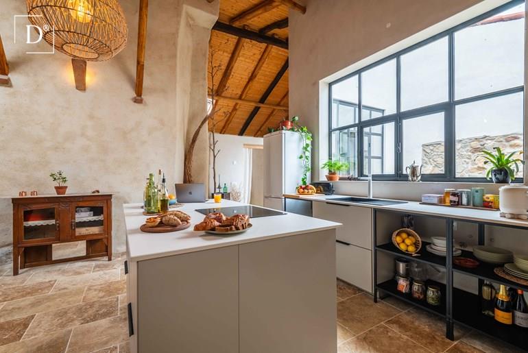 Instapklare gerenoveerde dorpswoning met privé patio in Casais, Monchique