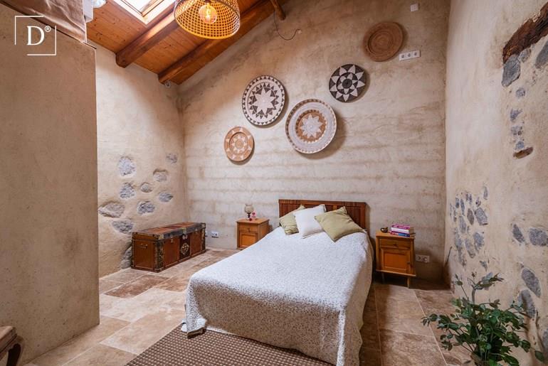 Instapklare gerenoveerde dorpswoning met privé patio in Casais, Monchique
