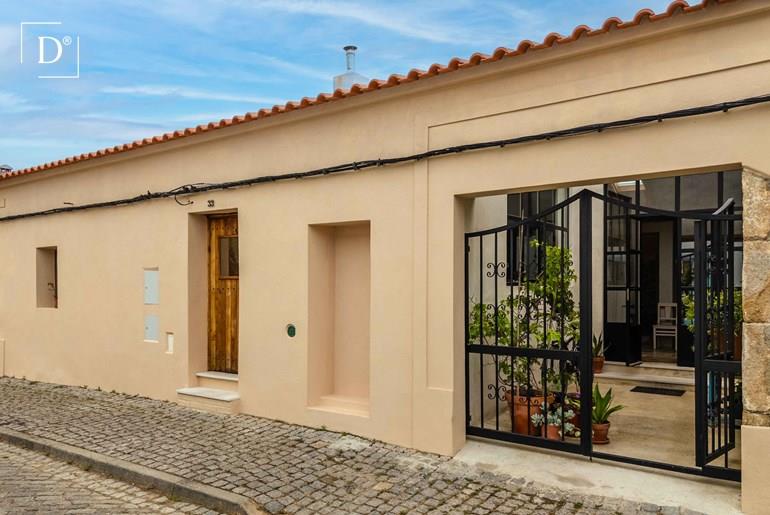 Instapklare gerenoveerde dorpswoning met privé patio in Casais, Monchique