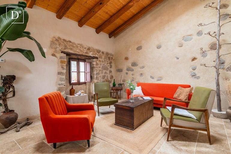 Instapklare gerenoveerde dorpswoning met privé patio in Casais, Monchique
