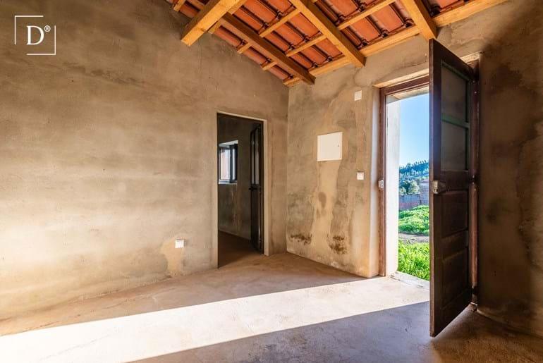 Unfinished property with 1.9 hectare near São Martinho das Amoreiras