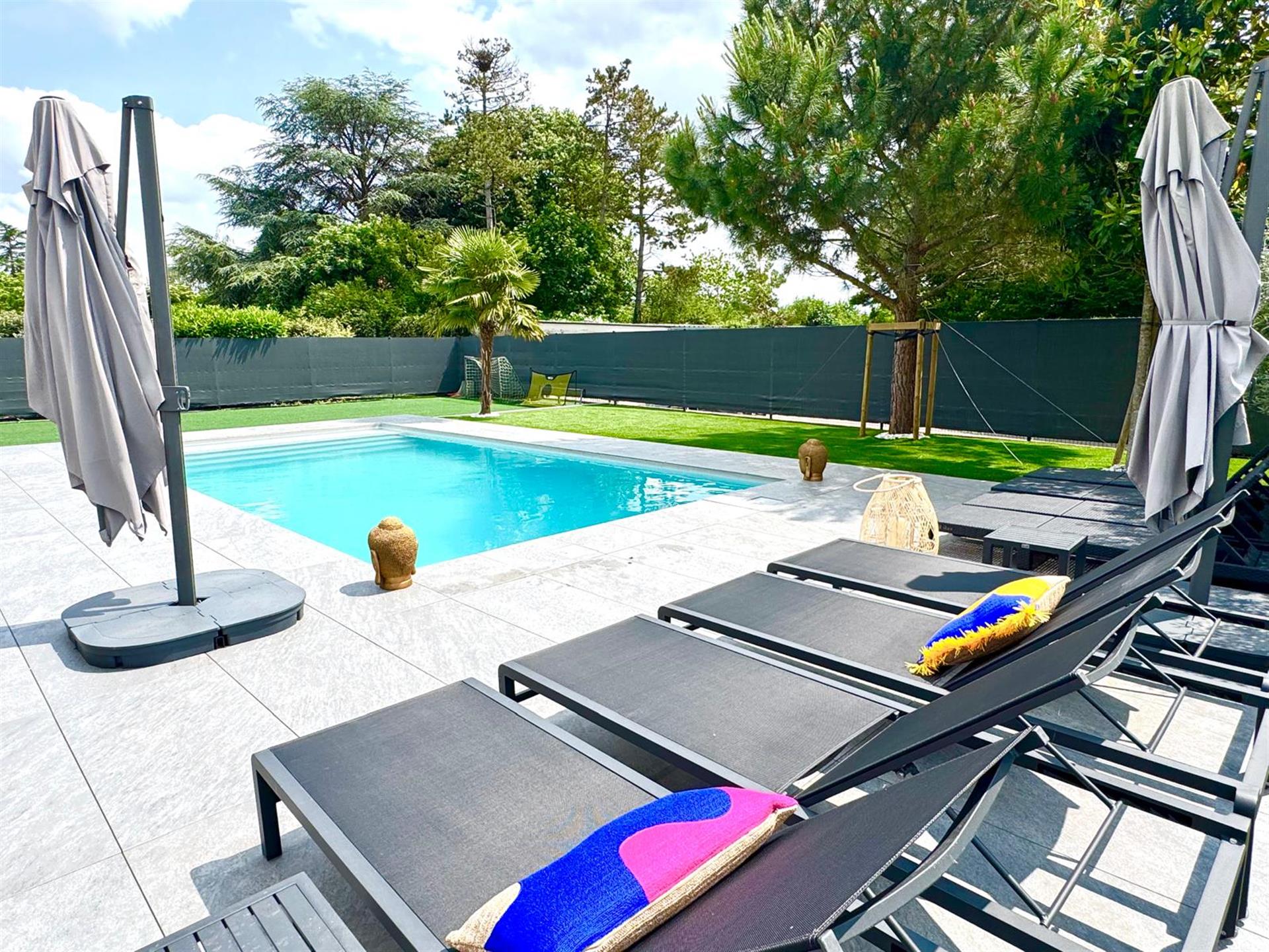 Vila de arhitect contemporan 9 camere 330 m² – Piscina, Jacuzzi, Teren de 950 m² – Asnières-lè