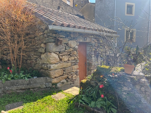 Ominaisuuksiltaan monipuolinen 4 huoneen talo 125 m2 terassilla, autotallilla ja puutarhalla Montagn