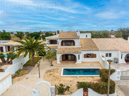 Villa 5 bedrooms (V4 + 1) traditional style with swimming pool near the center of Guia - Albufeira.