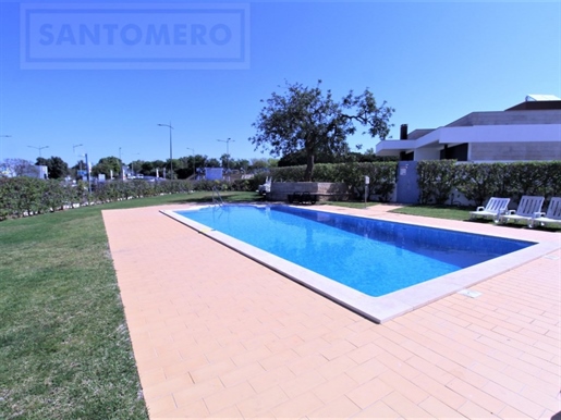 Apartment T3 - with shared swimming pool and garden, central area in Albufeira, close to the beach.