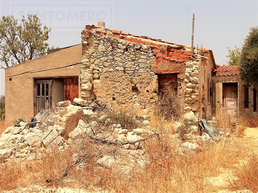 Terreno com ruína para venda perto de Armação de Pêra.