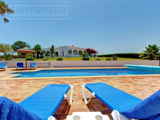 Villa de una sola planta de 4 dormitorios - estilo Algarve con vistas lejanas al mar y piscina.