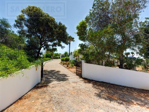 Villa de una sola planta de 4 dormitorios - estilo Algarve con vistas lejanas al mar y piscina.