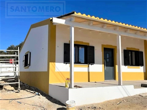 Moradia isolada V2+1 em total remodelação para venda em Fontainhas - Ferreiras - Albufeira.