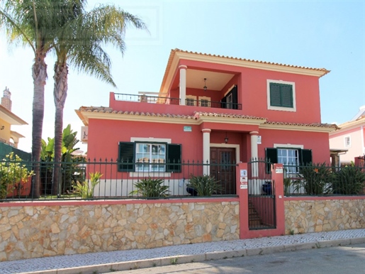 Villa 4 bedrooms with swimming pool and garage in the center of Algoz.