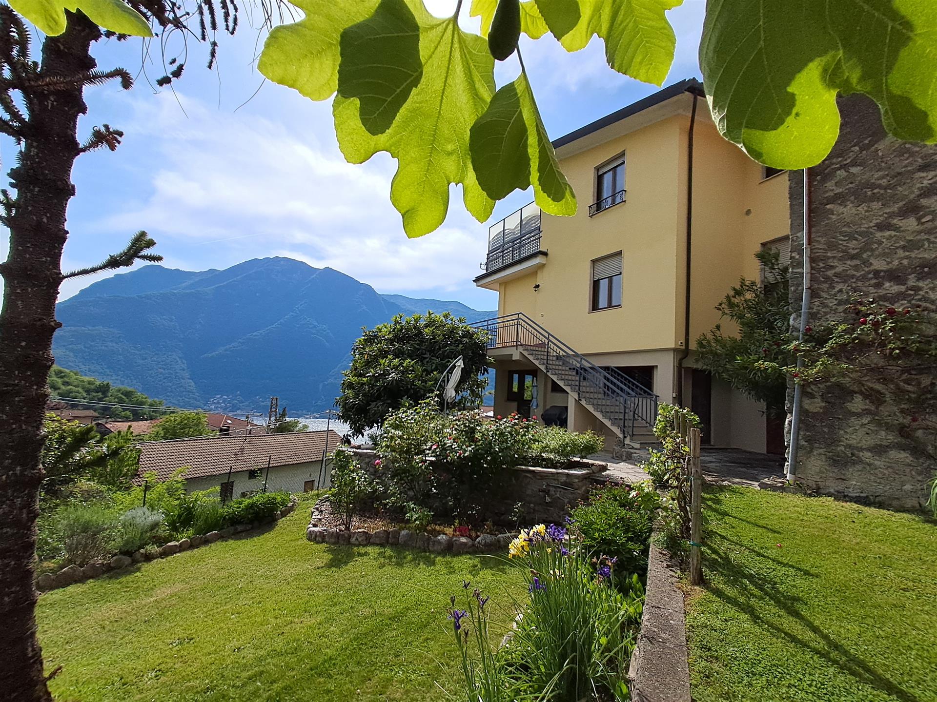Casa unifamiliar con hermosas vistas al lago de Como y a la montaña y un jardín