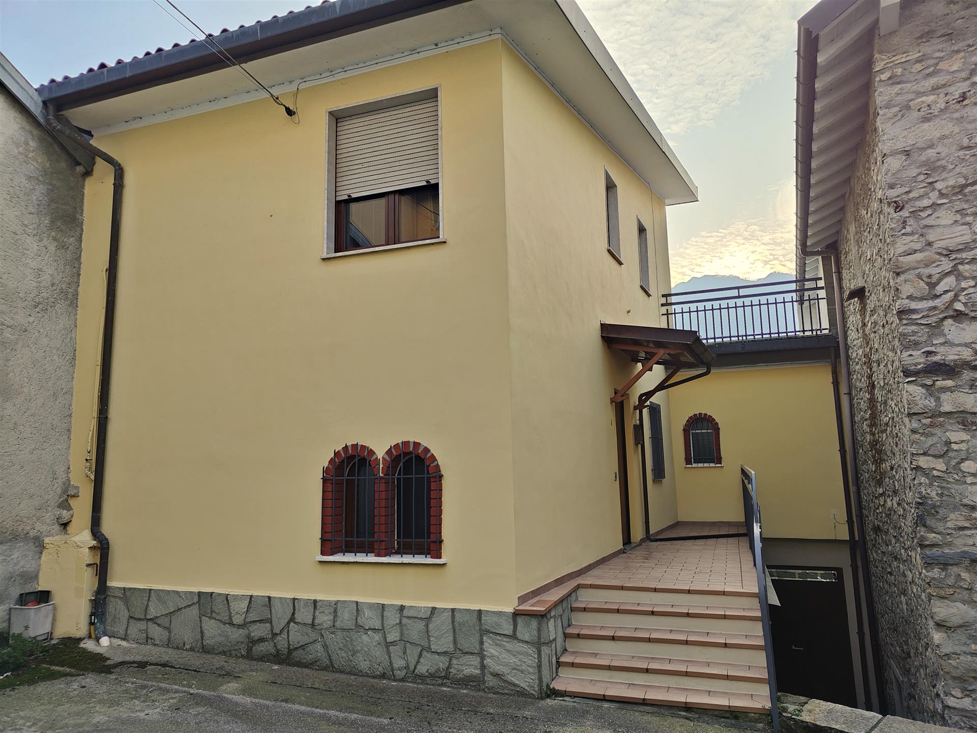 Casa unifamiliar con hermosas vistas al lago de Como y a la montaña y un jardín