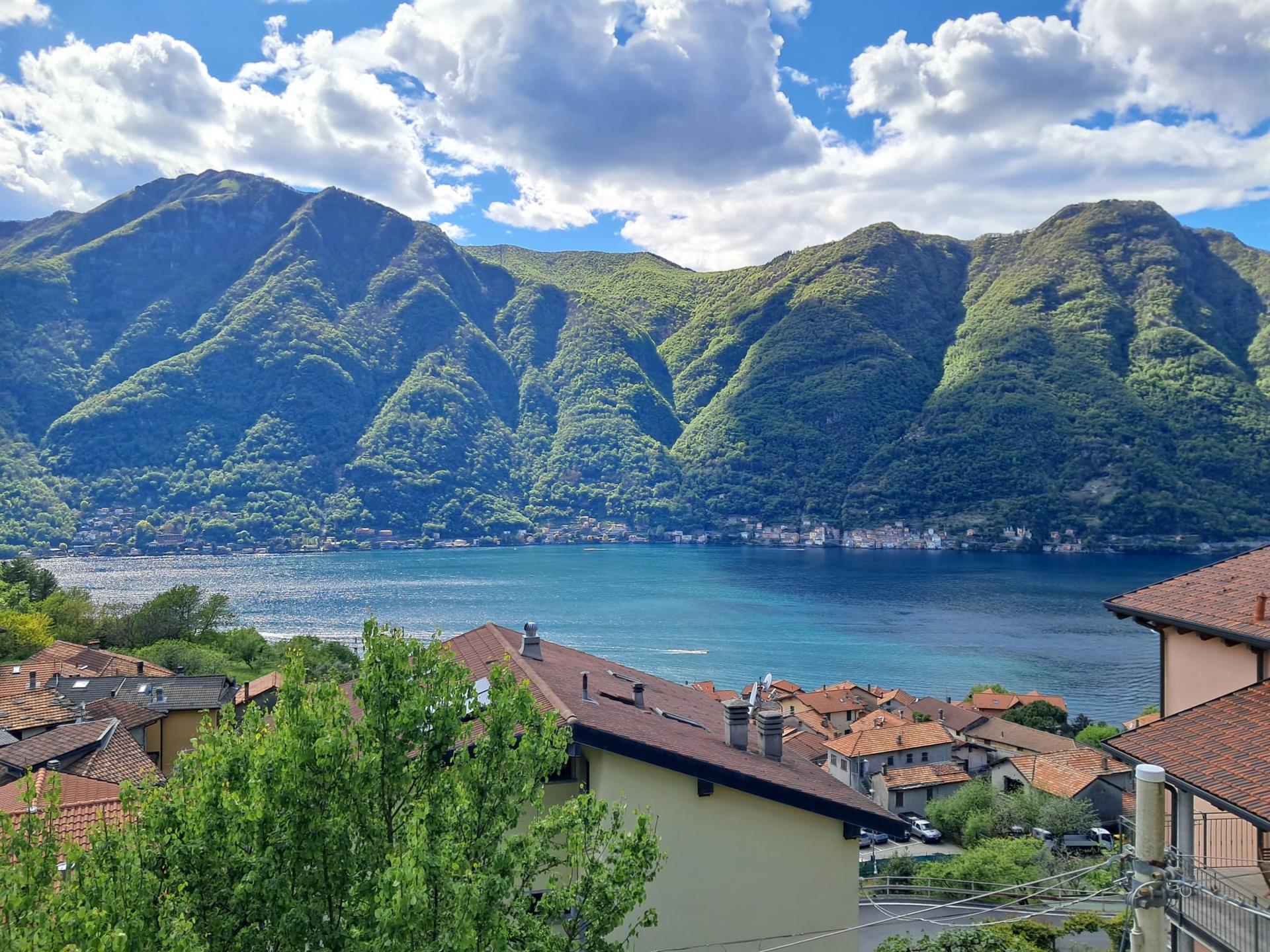 Casa unifamiliar con hermosas vistas al lago de Como y a la montaña y un jardín