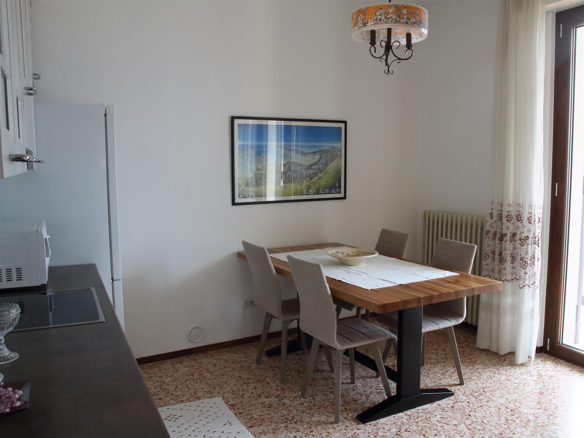 Casa unifamiliar con hermosas vistas al lago de Como y a la montaña y un jardín