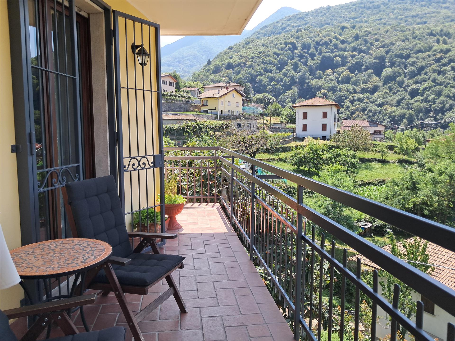 Casa unifamiliar con hermosas vistas al lago de Como y a la montaña y un jardín