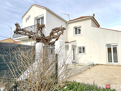 Ervaar de charme van Béziers vanuit dit gerenoveerde huis met een adembenemend uitzicht op de kathe