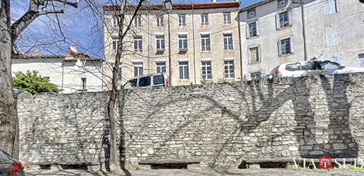Saint Pons de Thomières - Prachtig burgerhuis met terras en garage.