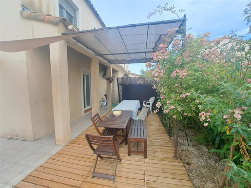 A stone's throw from the village center - Villa type 5 with swimming pool and garage