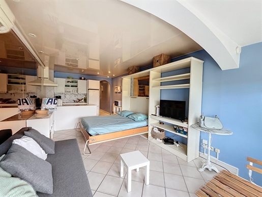Very nice studio facing the beach of Les Sablettes