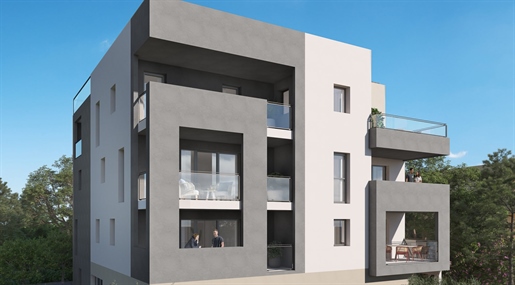 T3 with Terrace in small residence with elevator