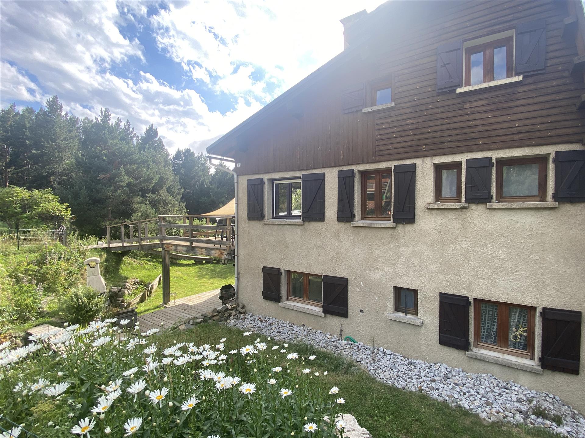 Chalé reformado às margens do Lago Matemale – 130 m² – 4 quartos – Vista para a montanha – Autônomo