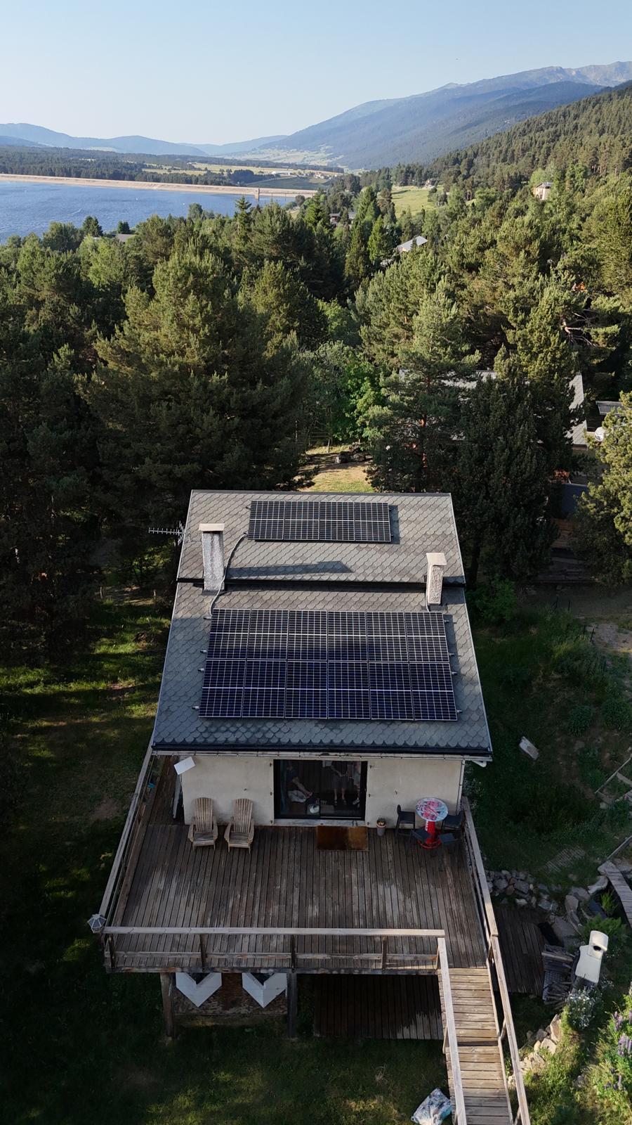 Chalé reformado às margens do Lago Matemale – 130 m² – 4 quartos – Vista para a montanha – Autônomo