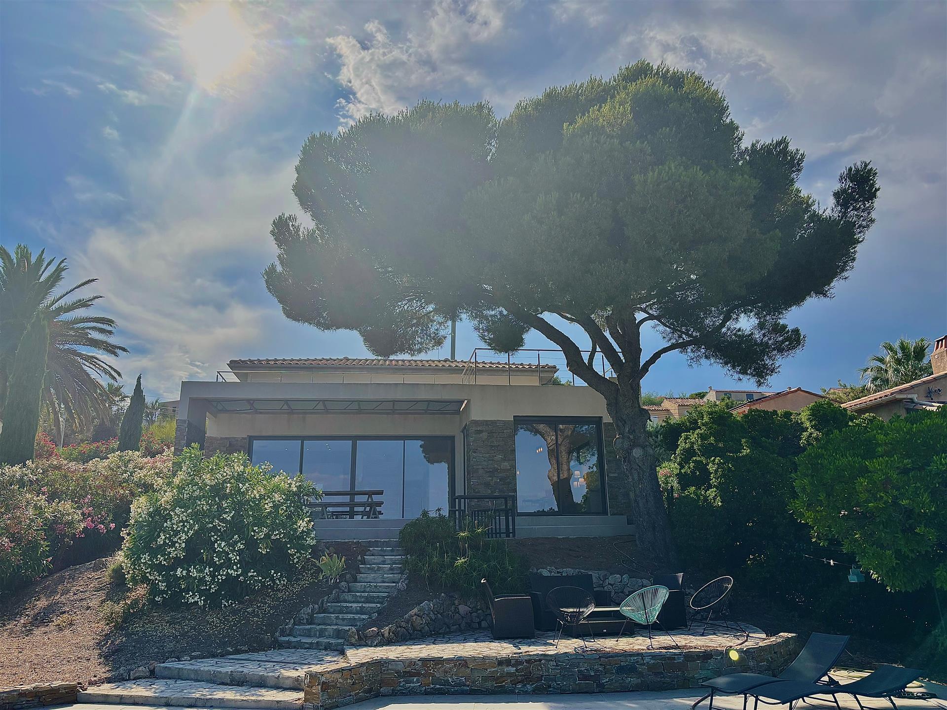 Villa moderna com bela vista para o mar – Les Issambres / Roquebrune-sur-Argens – Às portas do Golf