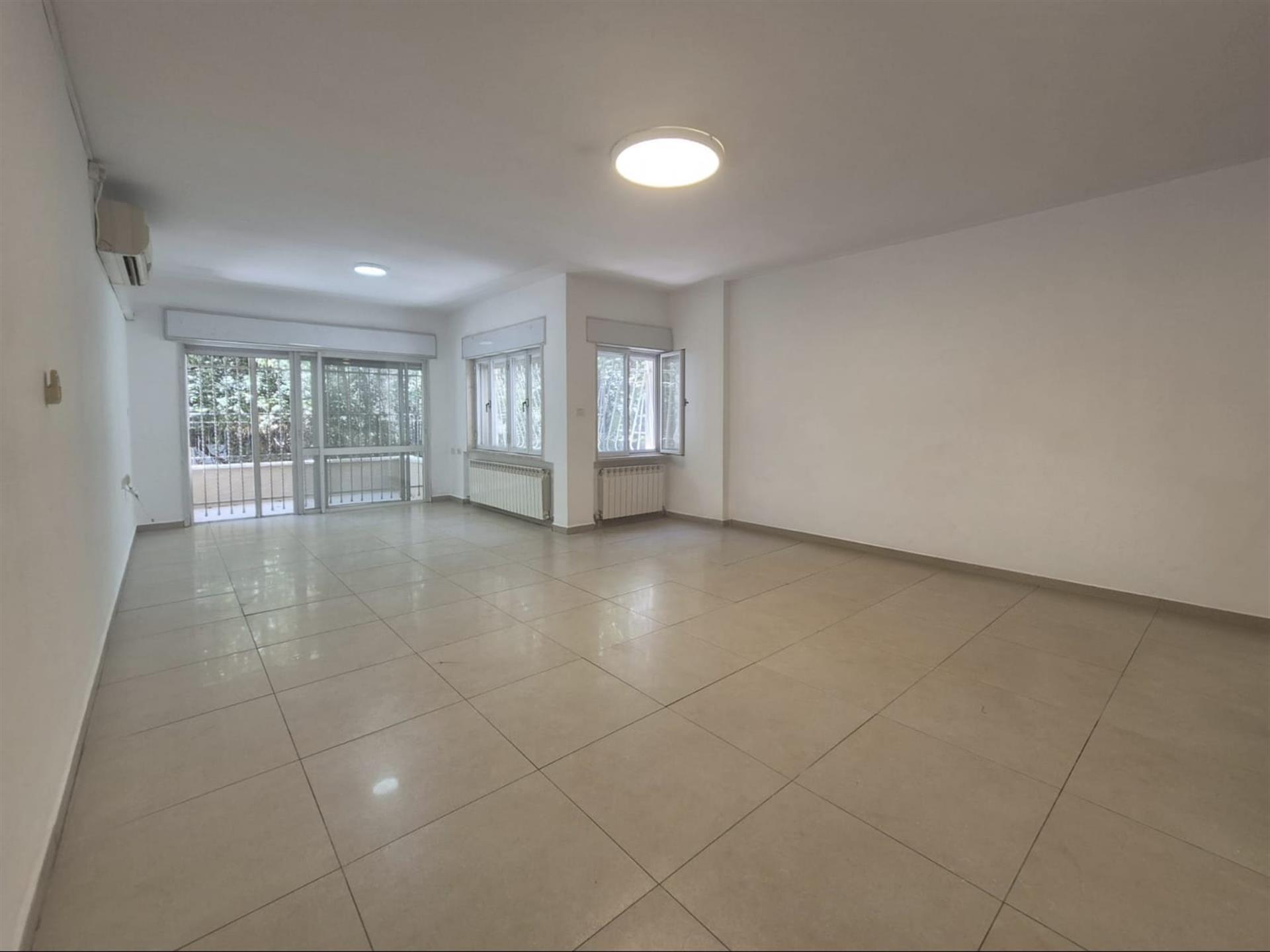 Spacious 4-Room Apartment with Green Views & Potential for 5 Rooms!