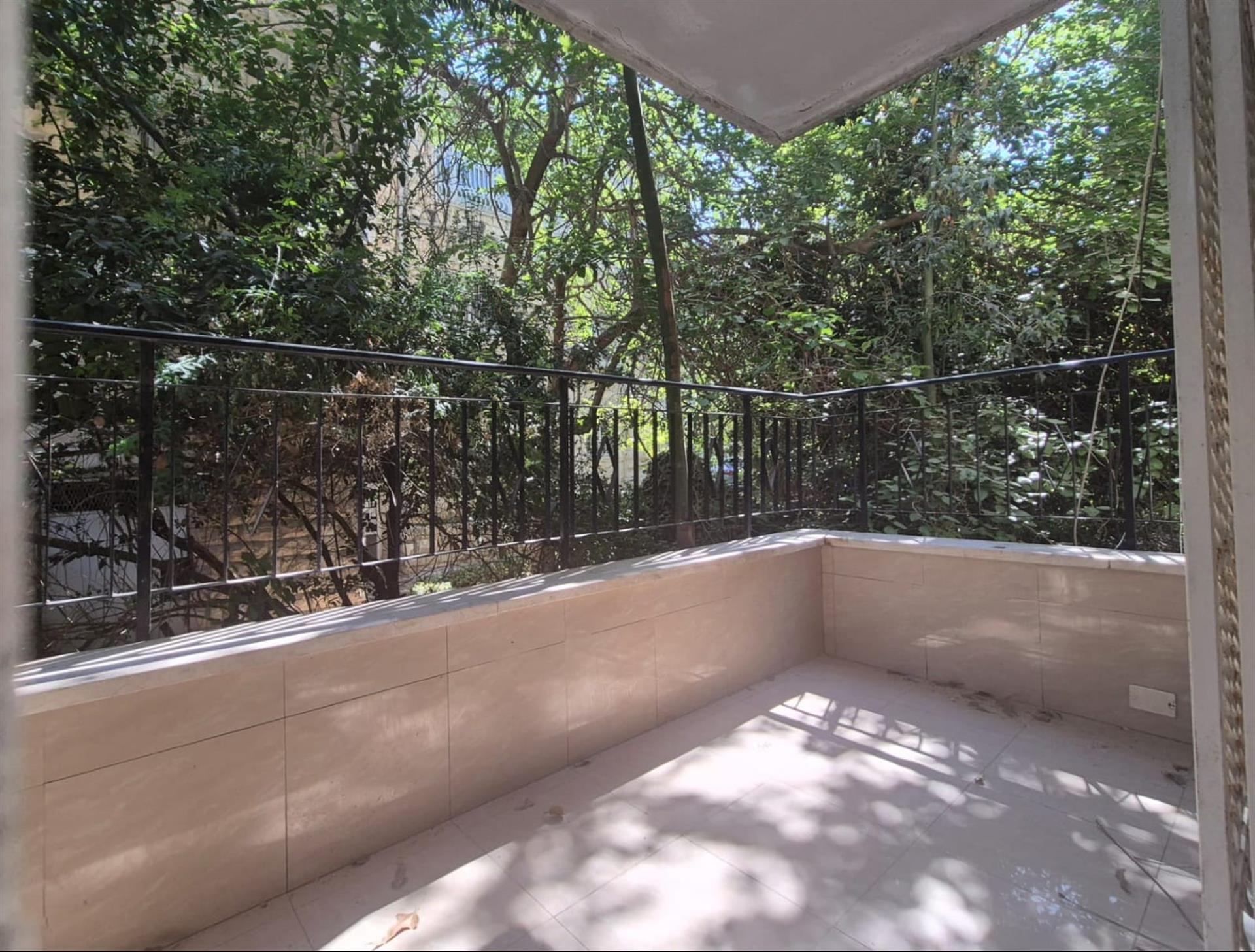 Spacious 4-Room Apartment with Green Views & Potential for 5 Rooms!